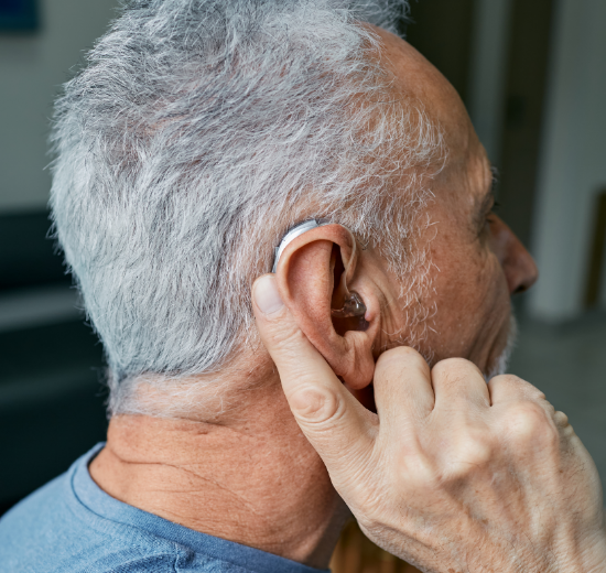 Mann mit Hinter-dem-Ohr-Hörgerät.