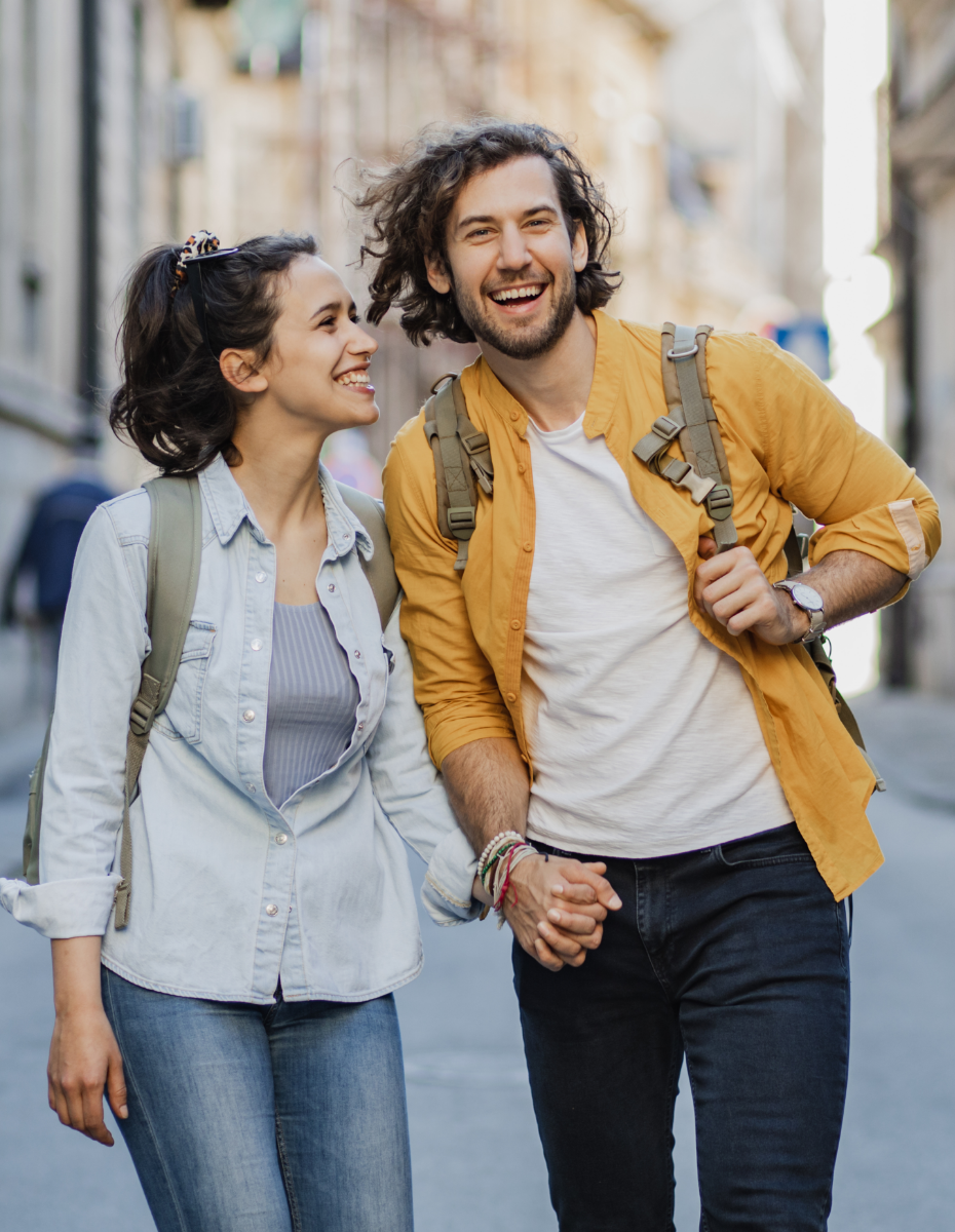 Paar beim Spaziergang in der Stadt. 